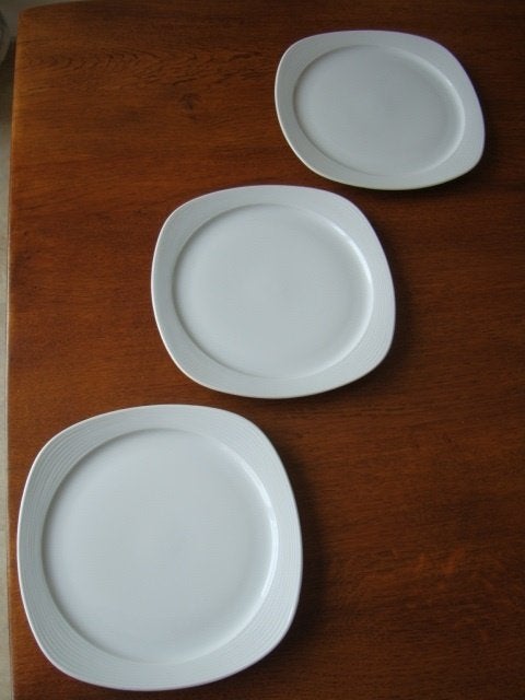3 Porseleinen Ontbijt Borden Merk "Arzberg" Wit Nieuw, Nieuw, Ophalen of Verzenden, Bord(en), Overige stijlen