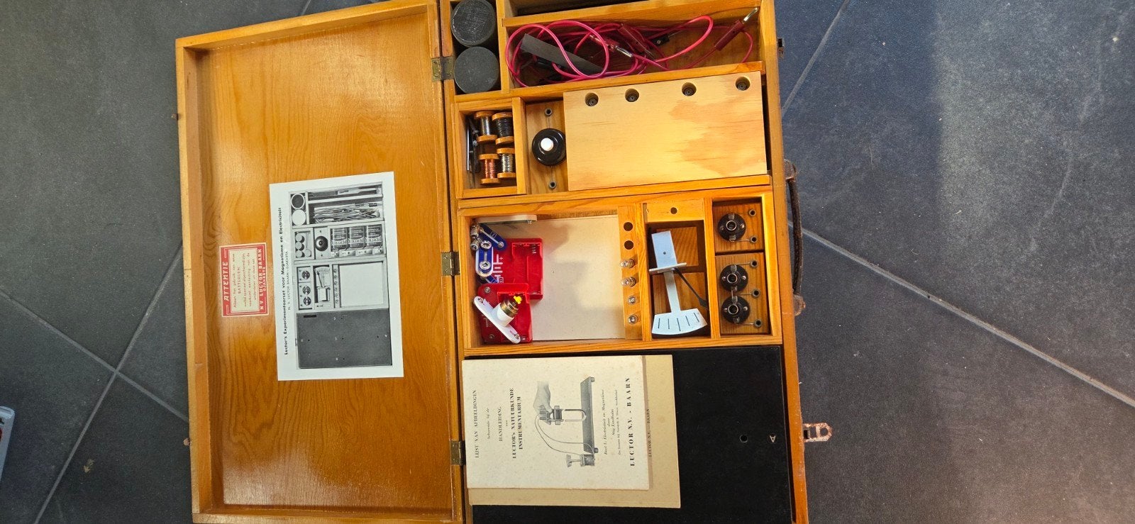 ouderwetse natuurkunde doos elektriciteit en magneet, Boeken, Ophalen, Beta