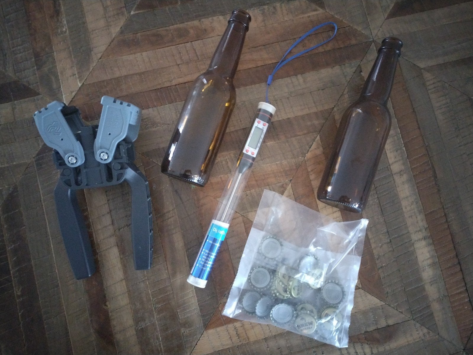 Bierbrouw-accessoires: kurkapparaat, thermometer, dop, fles, Verzenden, Overige thema's, Gereedschap of Toebehoren, Meerkleurig