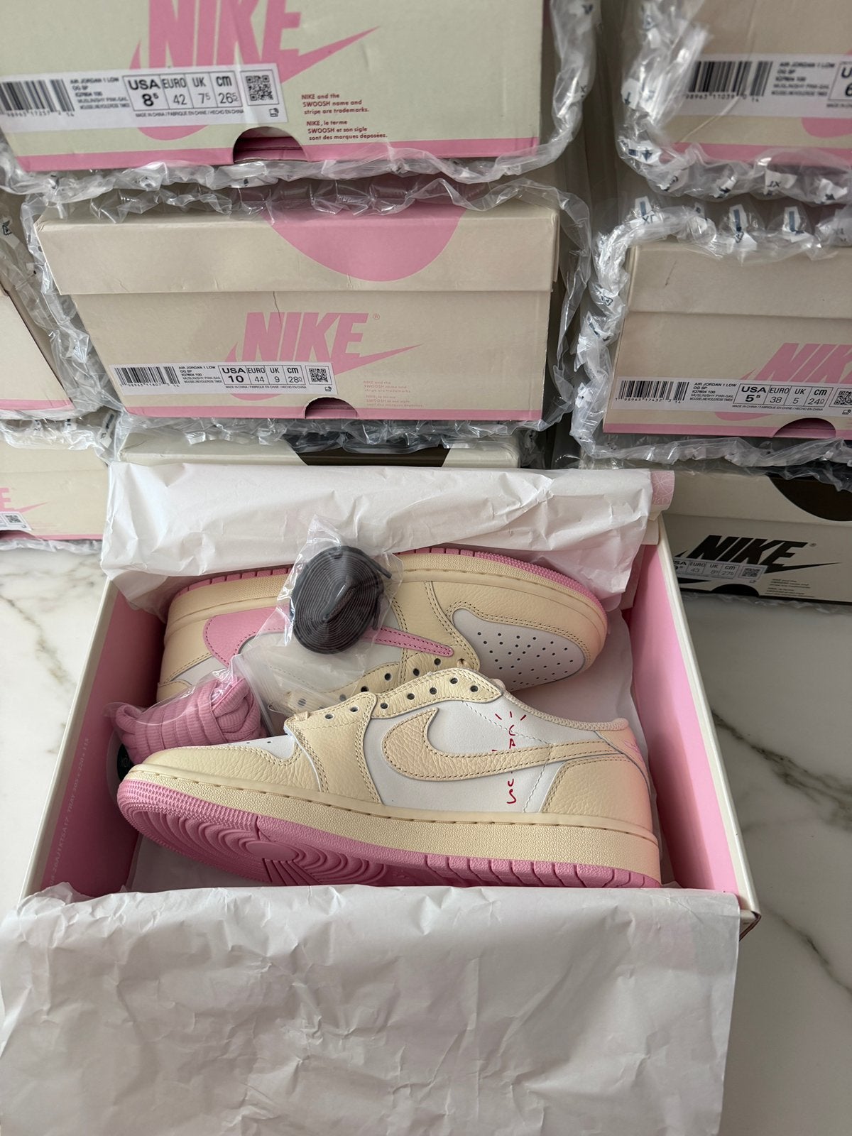 Air Jordan x Travis Scott Low 'Shy Pink', Ophalen of Verzenden, Zo goed als nieuw, Roze, Sneakers of Gympen