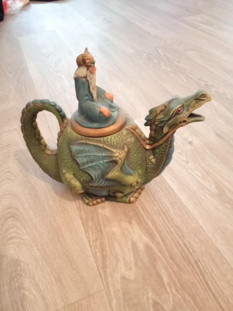 Nieuwe caramiek Drakentheepot met Tovenaar, Nieuw, Steen/keramiek, Meerkleurig, Ophalen
