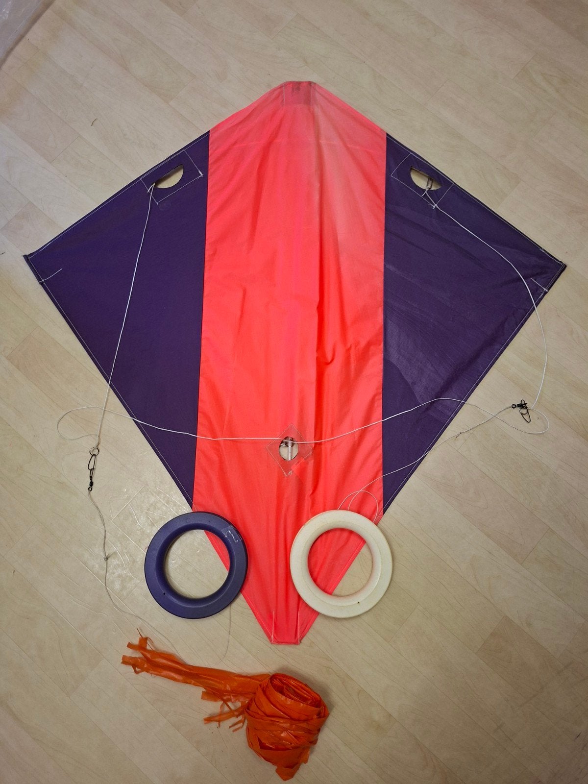 Stuntvlieger paars/rood/oranje met lijnen en handvatten, Ophalen, Gebruikt, Tweelijns, Vlieger