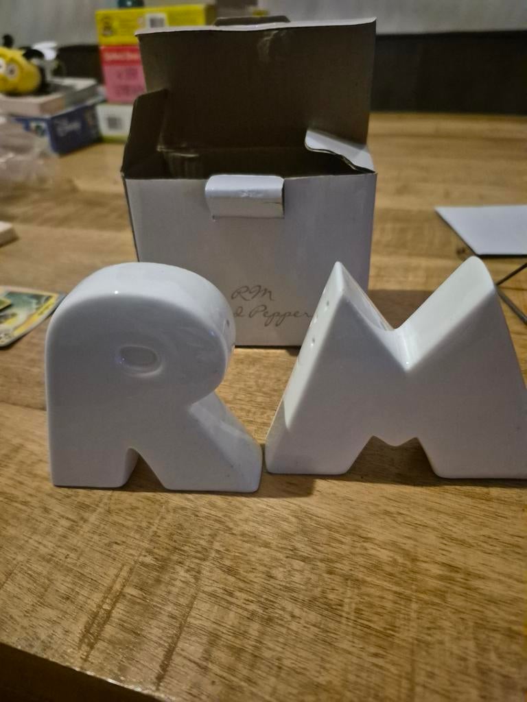 RM Salt and Pepper Shakers - Letters R & M, Overige typen, Ophalen of Verzenden, Zo goed als nieuw, Steen/keramiek