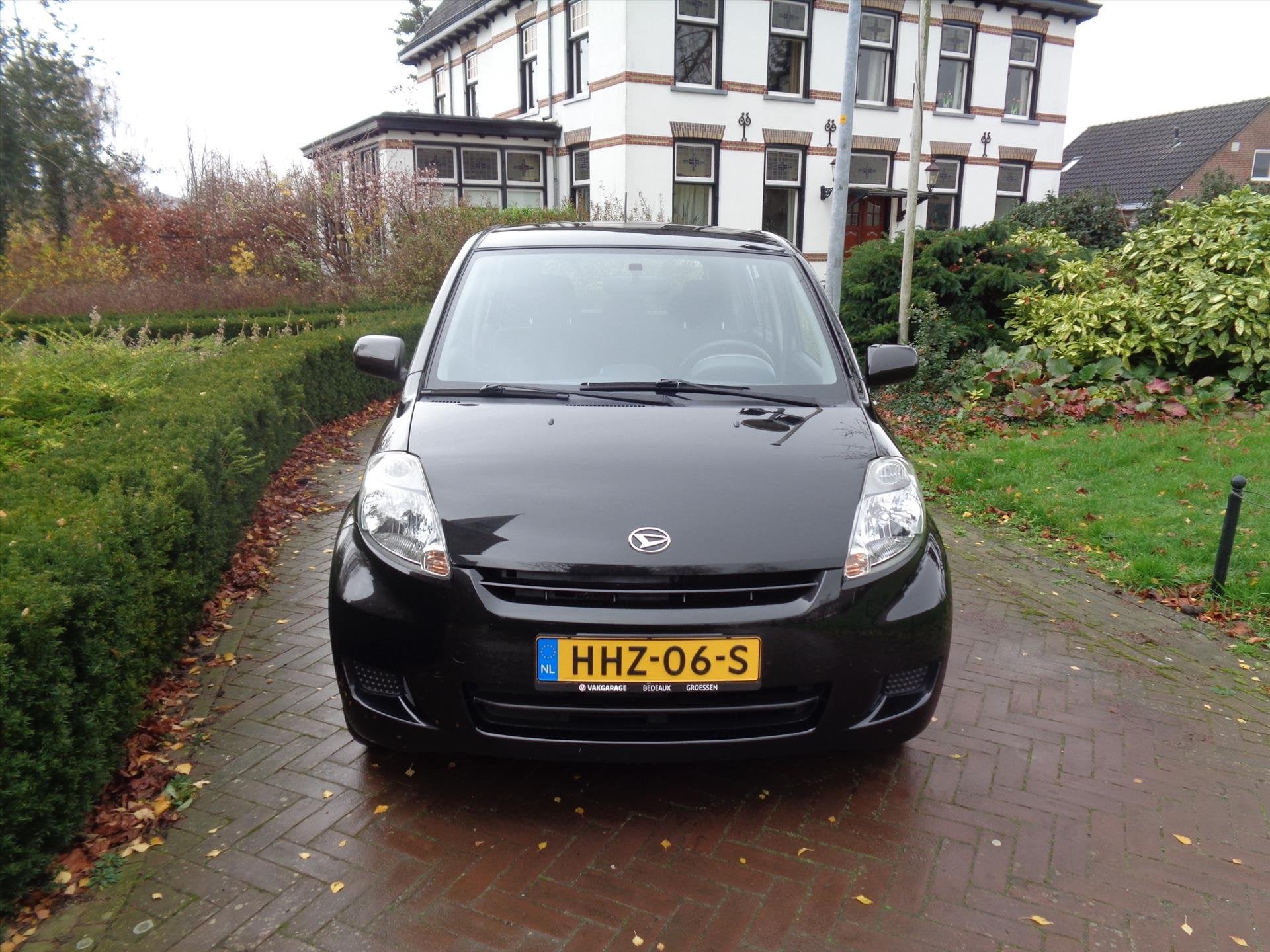 DAIHATSU Sirion 1.3 91pk Supreme bij Daihatsu dealer met 12, Auto's, Stof, Gebruikt, Zwart, 4 cilinders