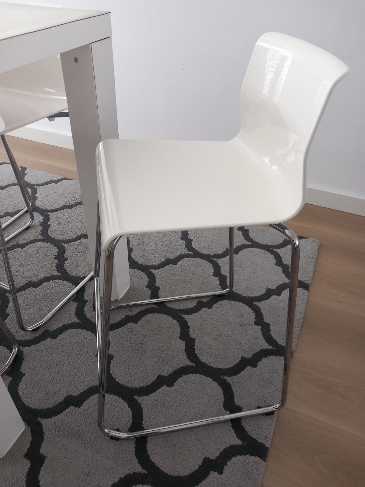 6 witte Ikea barkrukken met chromen onderstel, Ophalen, Wit, Zo goed als nieuw, Metaal