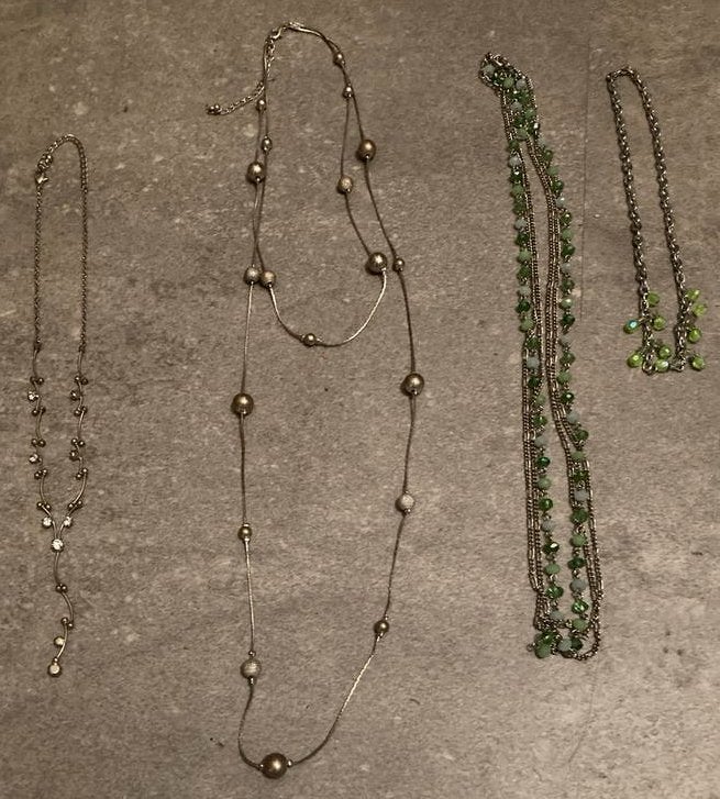 Diverse kettingen: zilverkleurig, groen en parellook, Sieraden, Tassen en Uiterlijk, Kettingen, Met kristal, Overige materialen