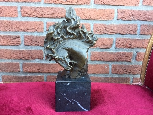 woest paard met wilde manen, brons en marmer, Antiek en Kunst, Ophalen of Verzenden, Brons