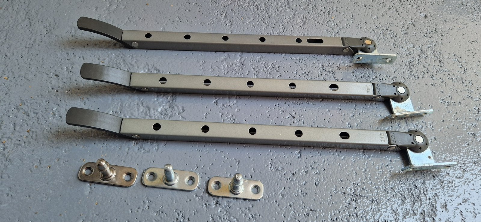 3 x AXA raamuitzetters grijs, Ophalen, Zo goed als nieuw, 50 tot 100 mm