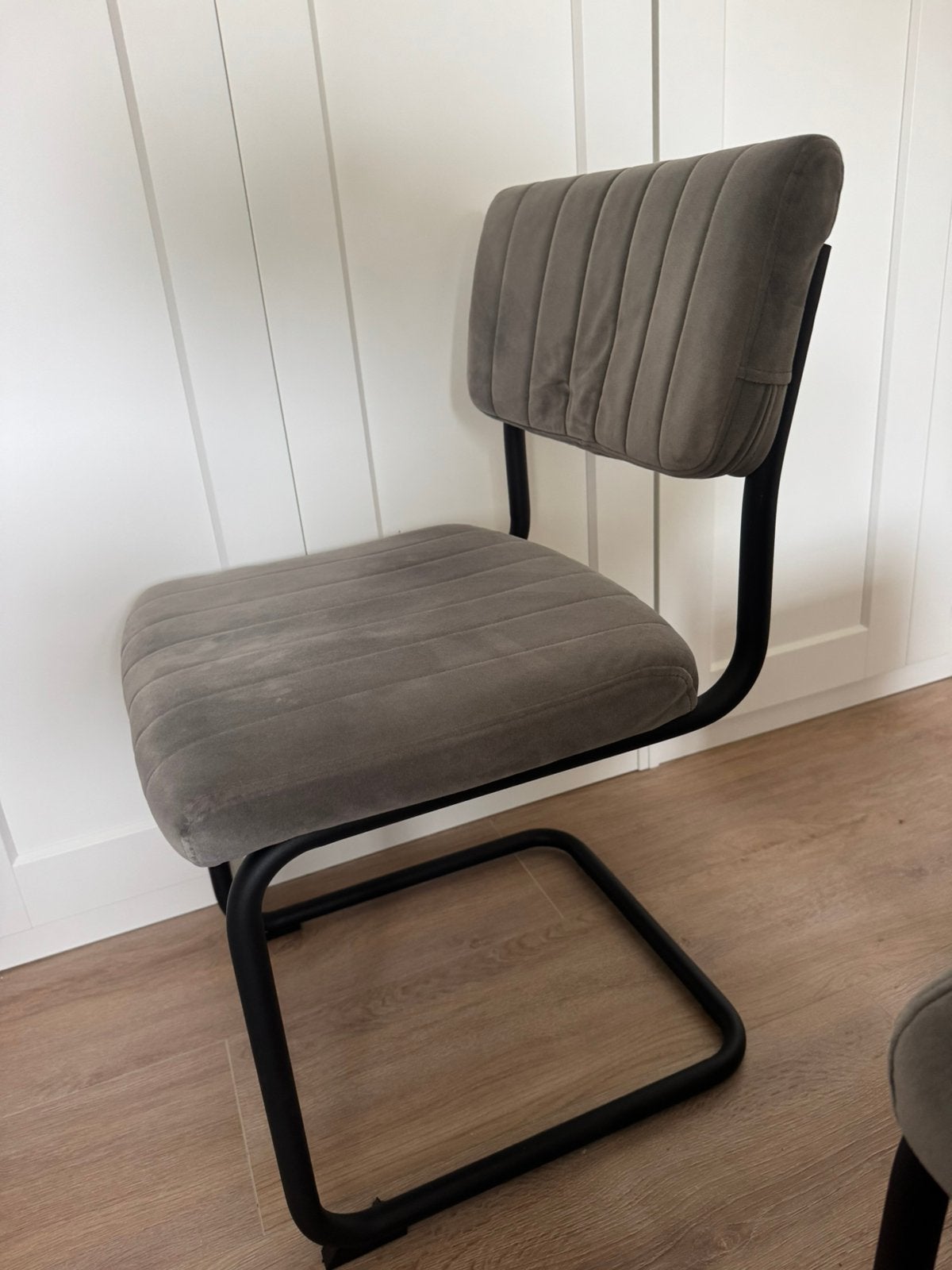 4 grijze eetkamerstoelen van de Troubadour, Ophalen, Zo goed als nieuw, Grijs, Stof