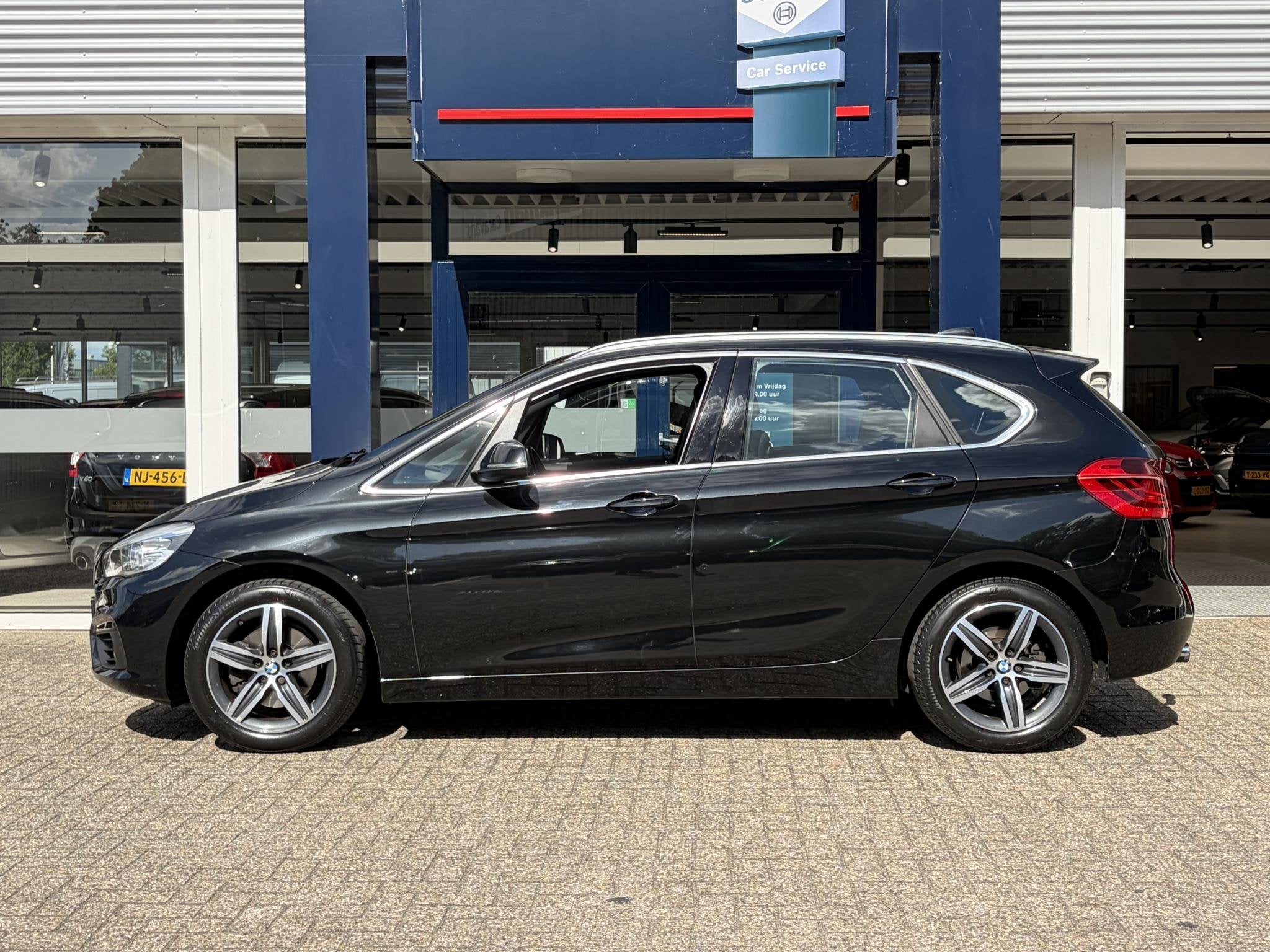 BMW 2-serie Active Tourer 218i Centennial High Executive / A, Auto's, 1345 kg, 136 pk, Gebruikt, Automatische klimaatregeling