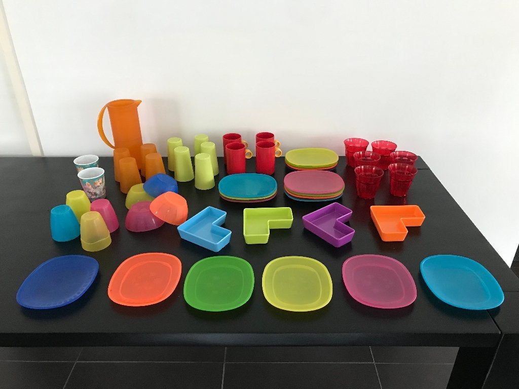 51 STUKS KUNSTSTOF SERVIES VOOR BIJV.  TUINFEEST !, Kunststof, Ophalen of Verzenden, Zo goed als nieuw, Overige stijlen