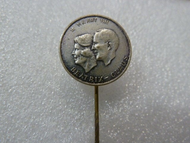 Vintage Speldje Beatrix en Claus 10 Maart 1966, Ophalen of Verzenden, Gebruikt, Overige onderwerpen, Speldje of Pin