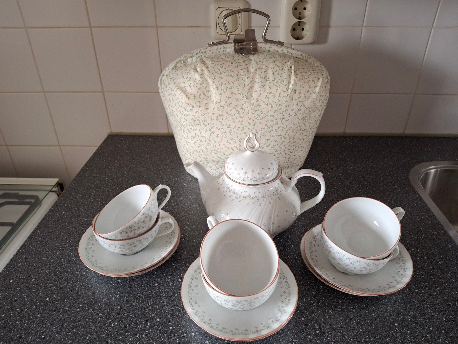 Theeservies met theemuts en 3 kop-en-schotels, Gebruikt, Keramiek, Ophalen of Verzenden, Overige stijlen
