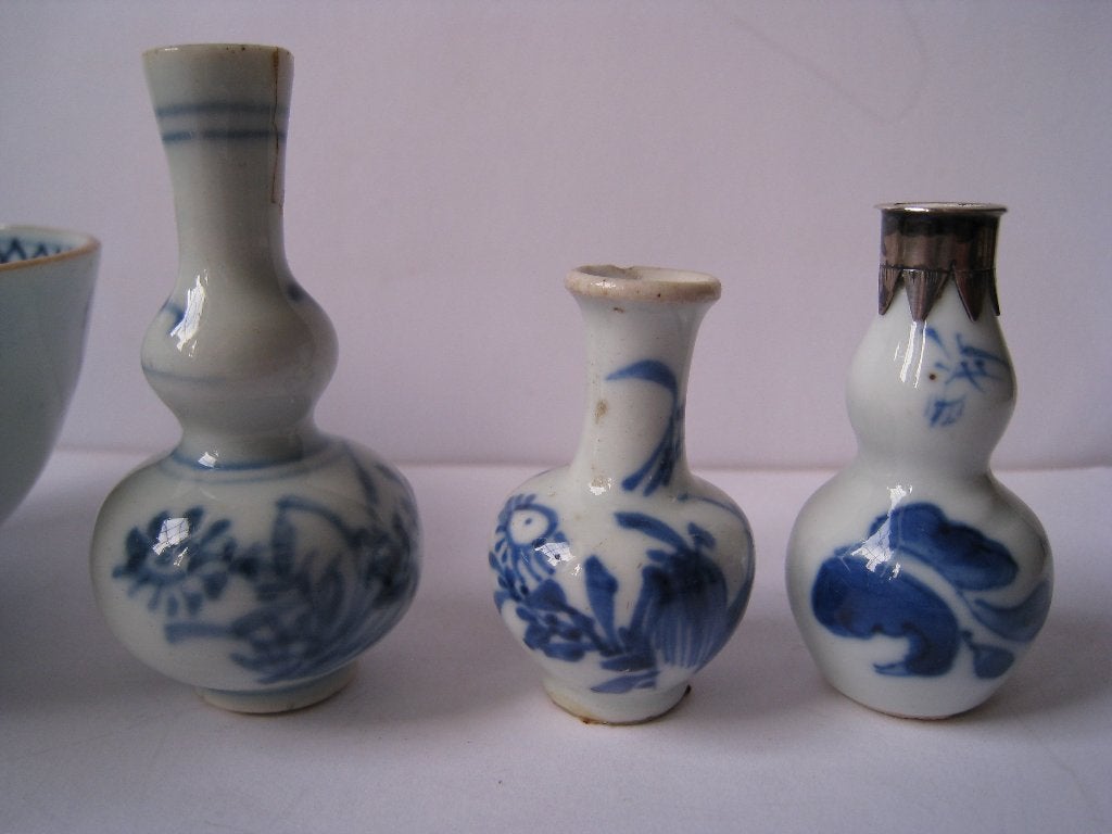 CHINEES PORSELEIN KANGXI  17 -18e EEUW. 3 POPPENHUIS FLESJES, Overige typen, Overige materialen, China, Handgemaakt