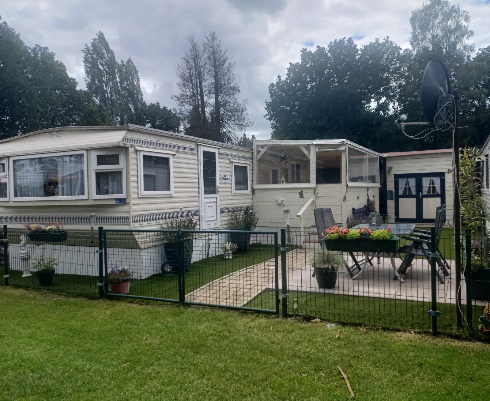 Stacaravan Willerby Granada, kunststof kozijnen en deuren, Vakantie, Tv, Landelijk