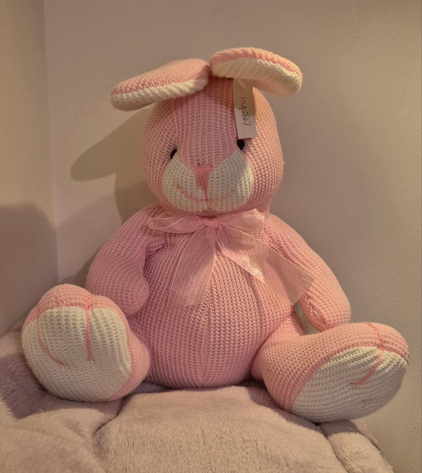 Roze gebreid konijn knuffel met strik, Overige merken, Overige karakters, Ophalen of Verzenden, Middelgroot (20 tot 80 cm)
