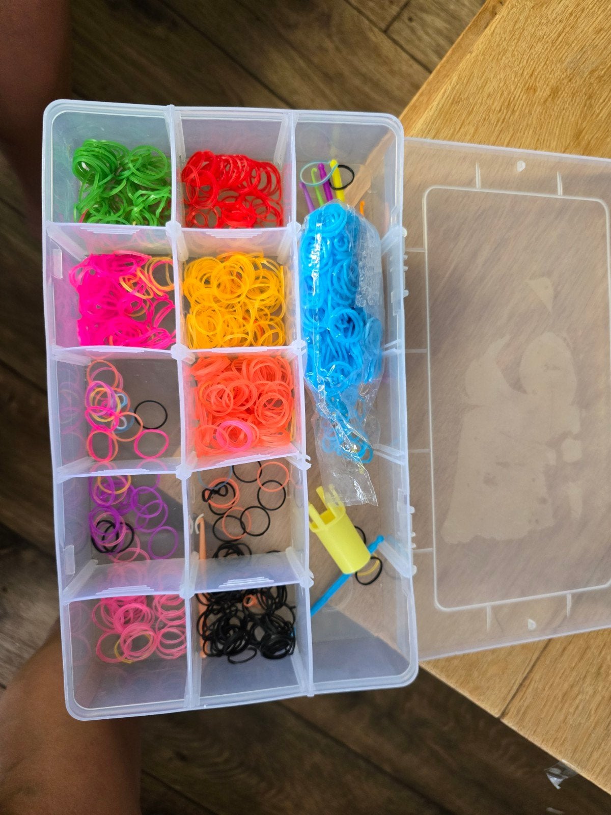 2 bakken loom bands knutselset met opbergdoos en accessoires, Gebruikt, Overige thema's, Meerkleurig, Ophalen of Verzenden
