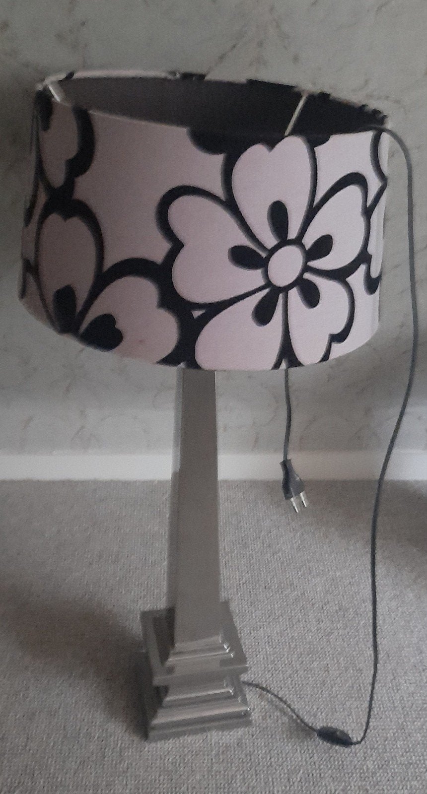 Stijlvolle tafellamp met bloemenpatroon, Ophalen, Modern, Klassiek, Gebruikt, 100 tot 150 cm