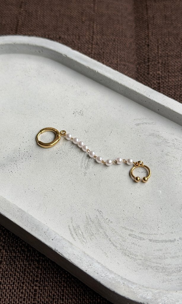 By Nouck Earring Pearl Chain Ear Cuff, Sieraden, Tassen en Uiterlijk, Oorbellen, Overige materialen, Hangers, Wit, Nieuw