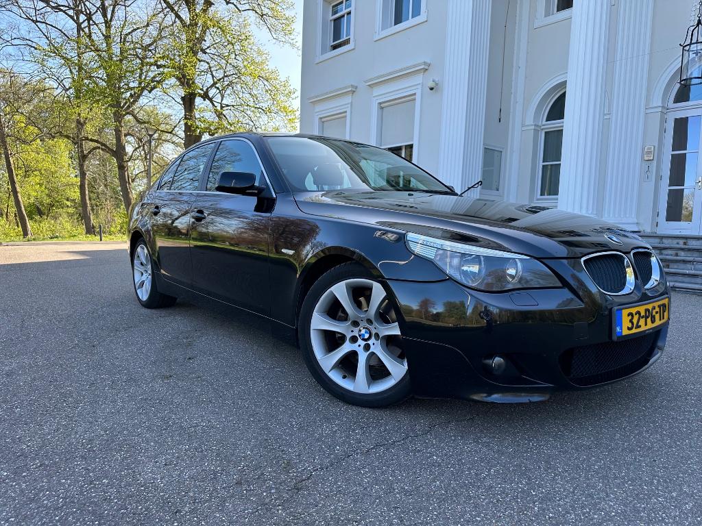 BMW 5-Serie 2.2 I 520 AUT 2004 Zwart, Auto's, Achterwielaandrijving, Automatische klimaatregeling, Zwart, Zwart