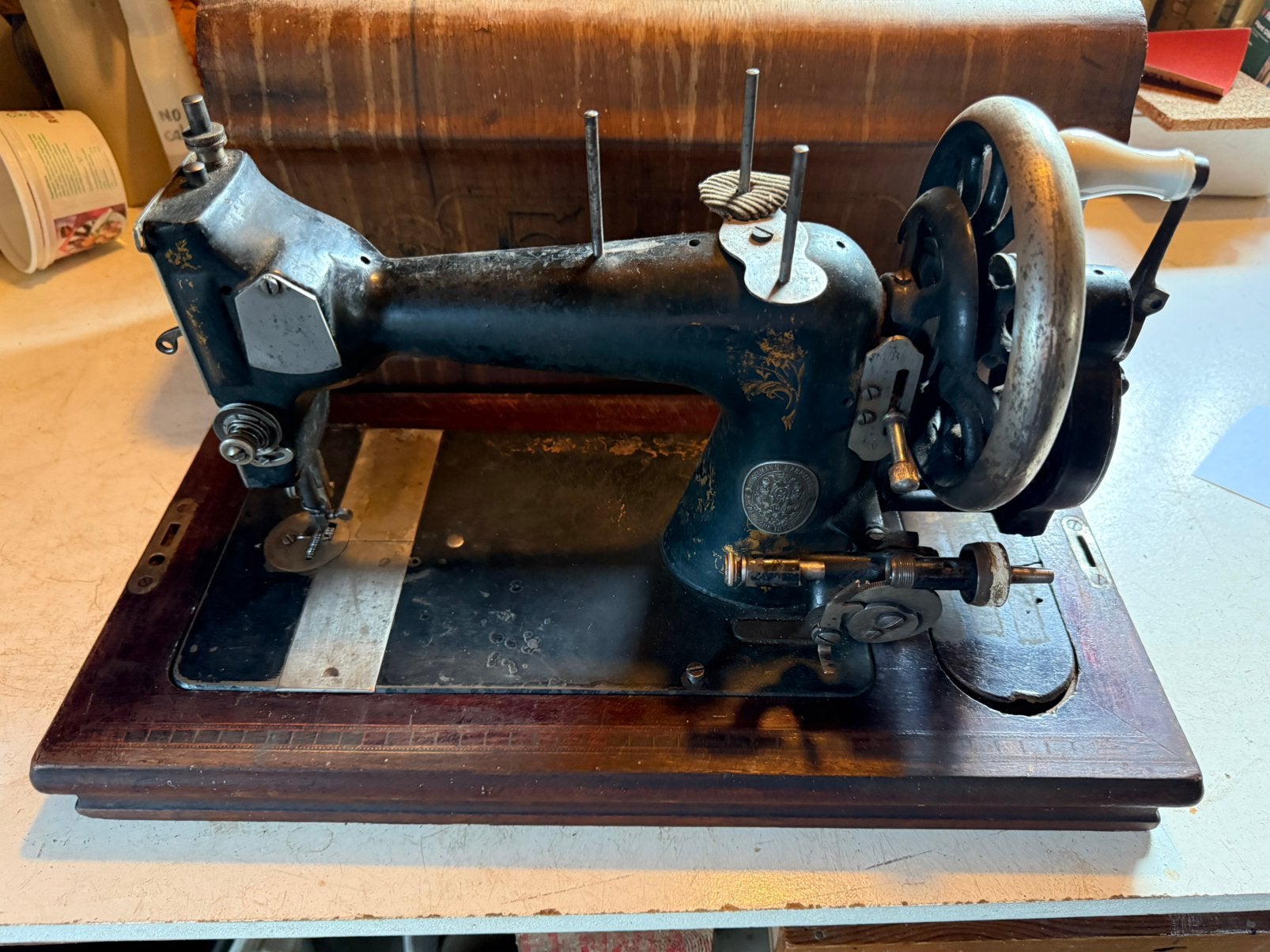 Antieke naaimachine, Ophalen