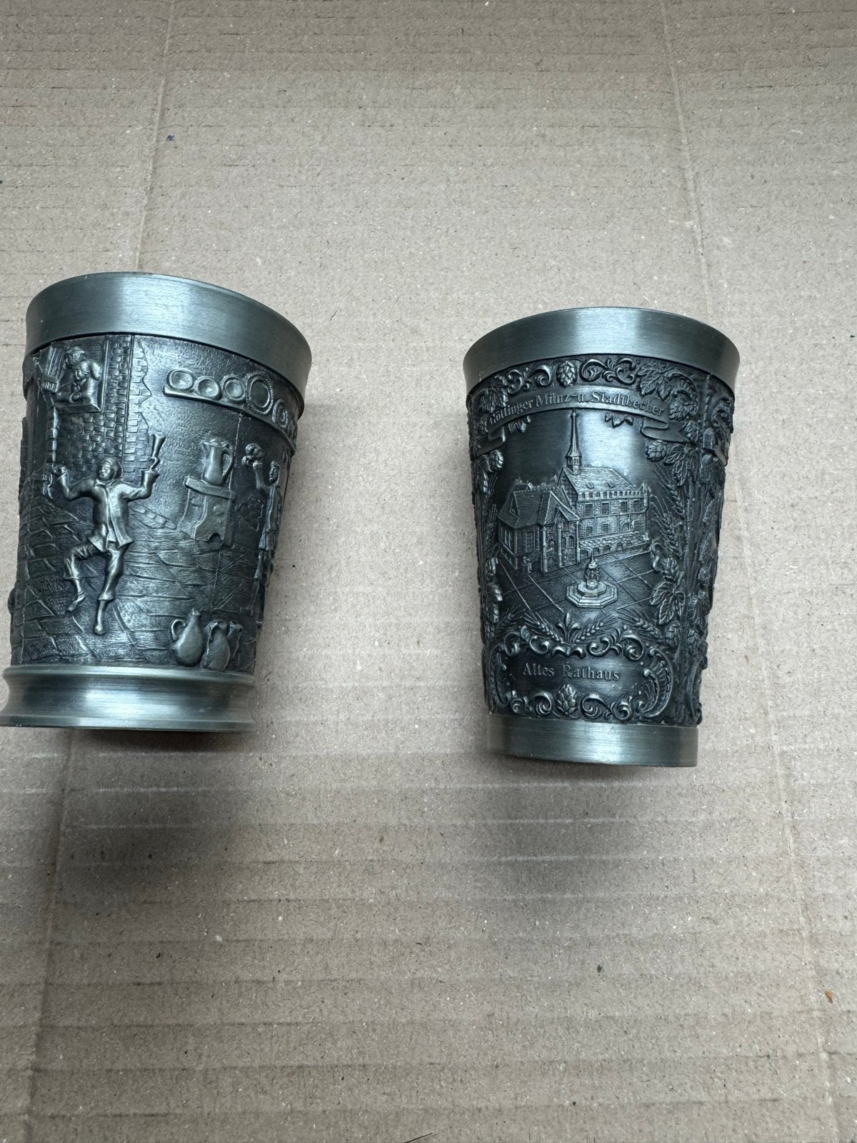 Set van 2 vintage tinnen bekers met reliëf, Antiek en Kunst, Ophalen of Verzenden