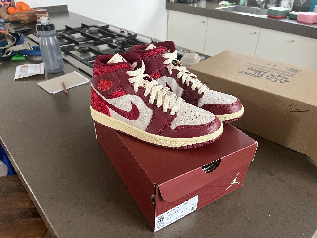 Nike Air Jordan 1 Mid Team red Sail - 38,5, Kleding | Dames, Schoenen, Nike, Nieuw, Ophalen of Verzenden, Sneakers of Gympen