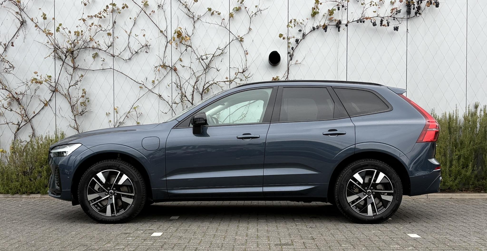 Volvo XC60 2.0 T6 Plug-in hybrid AWD Plus Dark | Schuif/kant, Auto's, Automaat, 12 maanden, Gebruikt, Euro 6