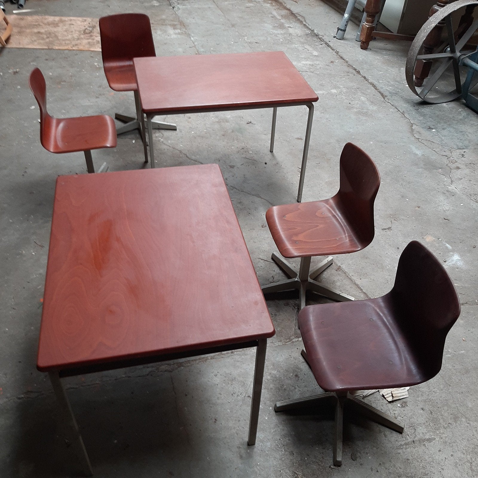 schoolmeubilair  kleutersetje. 2 tafels 4 stoelen galvanitas, Ophalen, Gebruikt