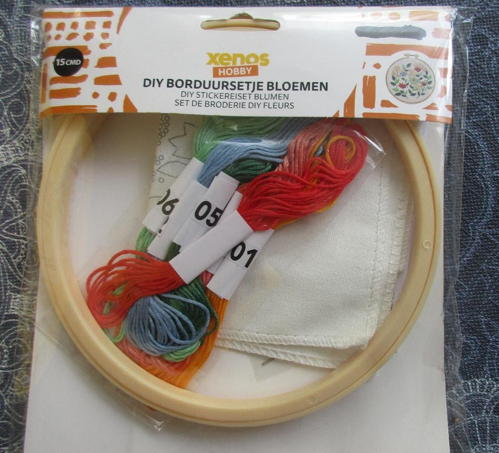 een nieuw borduurpakketje Bloemen, Ophalen of Verzenden, Nieuw, Handborduren, Borduurpakket