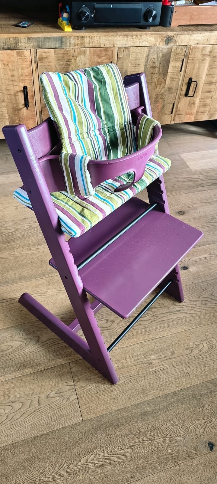 Stokke Tripp Trapp paars met kussens, Kinderen en Baby's, Kinderstoelen, Ophalen, Gebruikt, Meegroeistoel, Aanschuifbaar