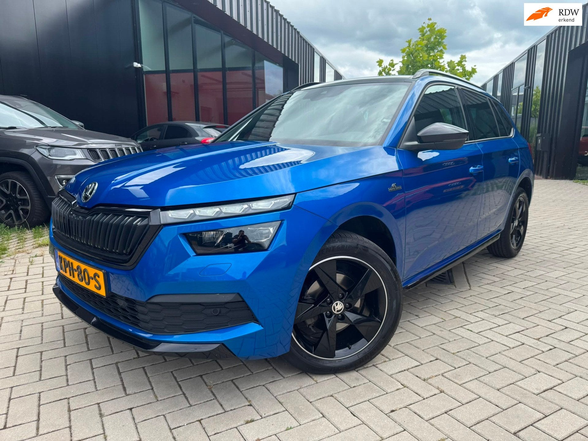 Skoda KAMIQ 1.0 TSI Monte Carlo DSG Pano Clima Navi, Auto's, Stof, Gebruikt, Blauw, 620 kg