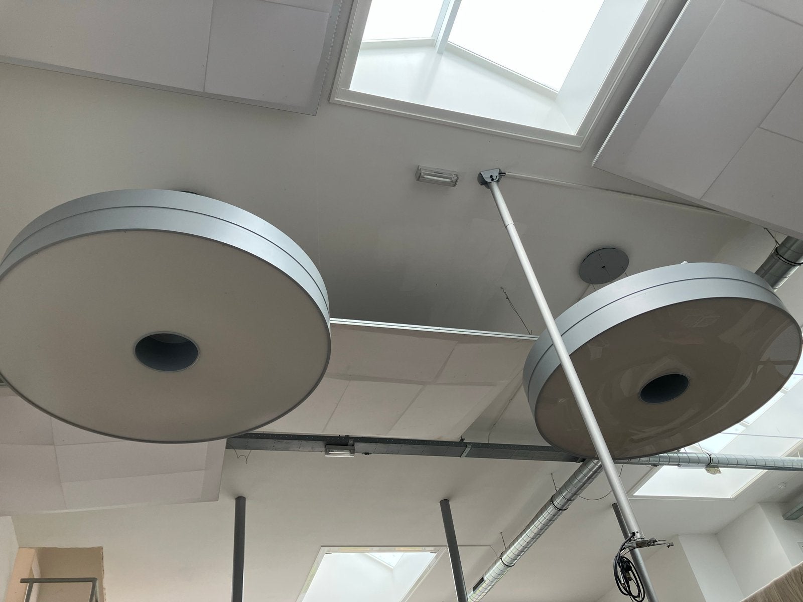 2 Grote Industriële Plafondlampen - Perfect voor Hoge Ruimte, Overige merken, Gebruikt, Grijs, Industrieel