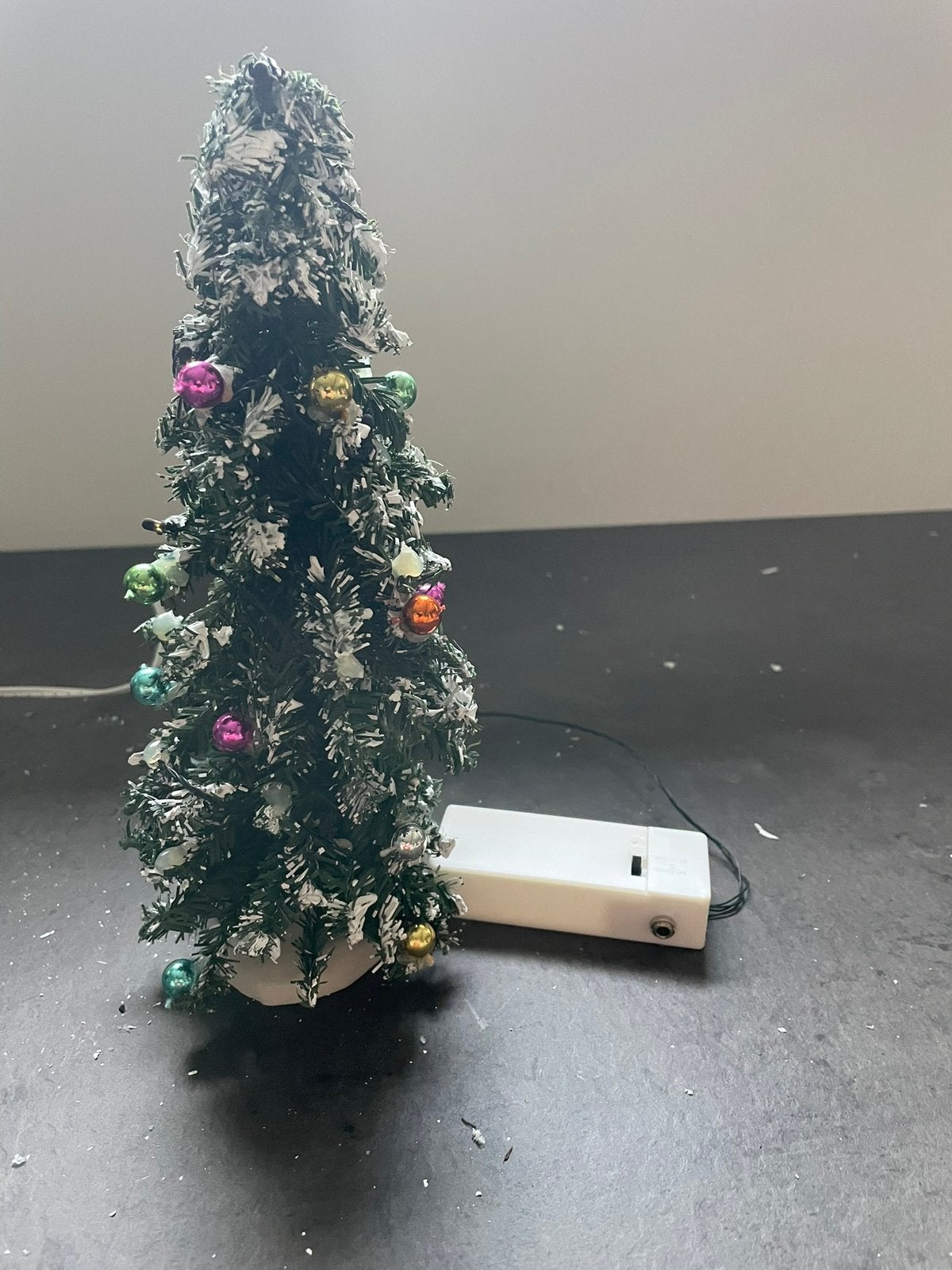 Kerstdorp, kerstboom, bomen en lantaarn met verlichting, Ophalen of Verzenden, Zo goed als nieuw