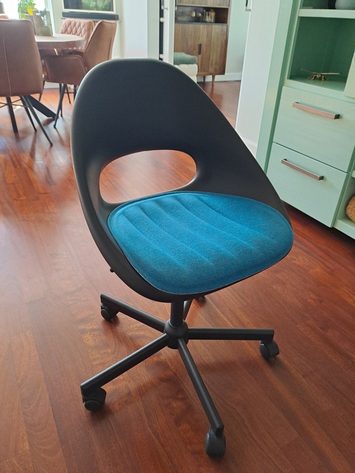 Ikea bureaustoel met blauw zitkussen, Huis en Inrichting, Ophalen, Zo goed als nieuw, Zwart, Bureaustoel