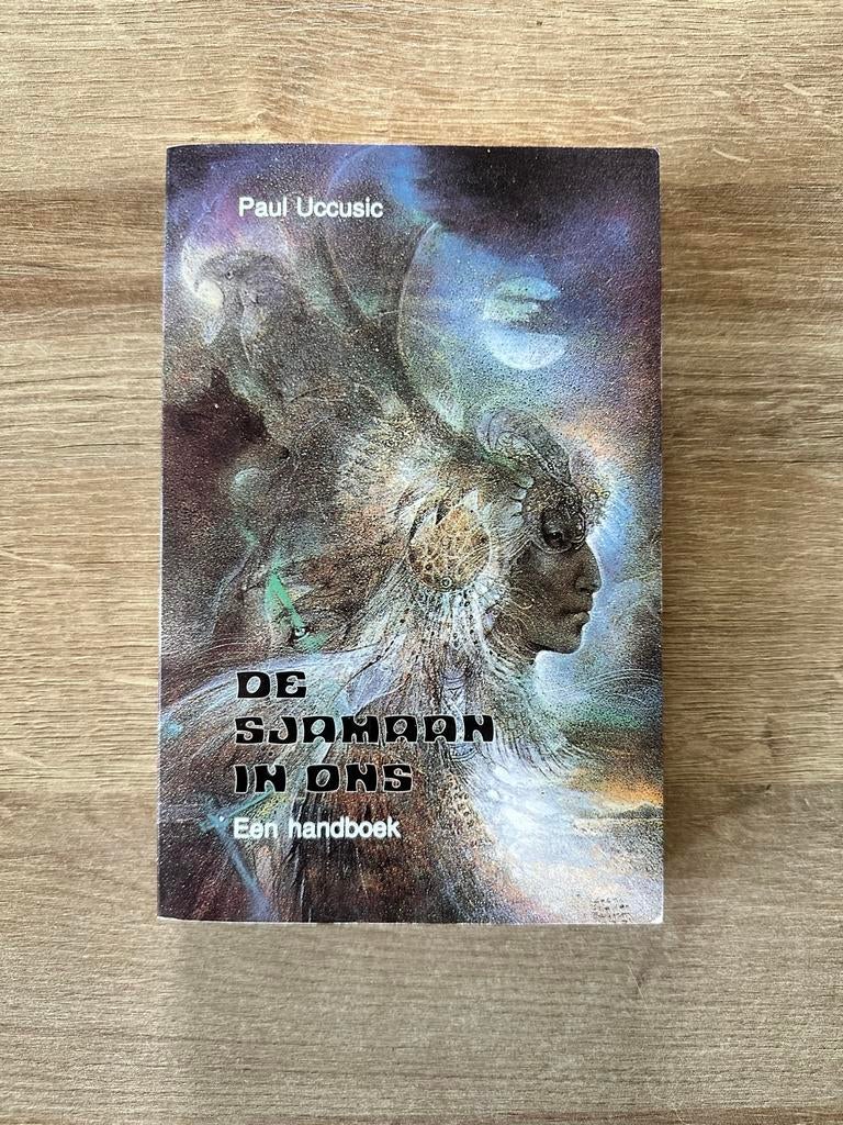 De Sjamaan in ons - Paul Uccusic (Handboek), Boeken, Ophalen of Verzenden, Gelezen, Spiritualiteit algemeen, Instructieboek