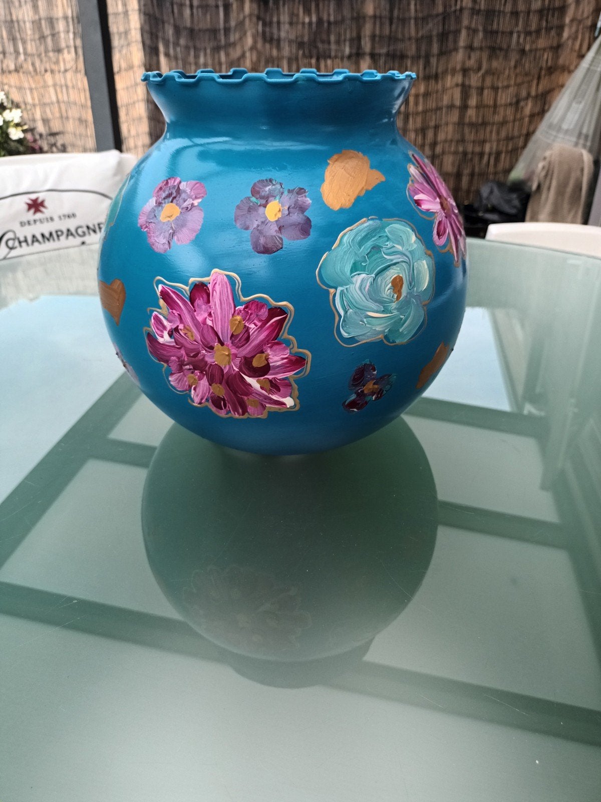 Handgeschilderde vaas met bloemmotief, 27 cm hoog, Ophalen