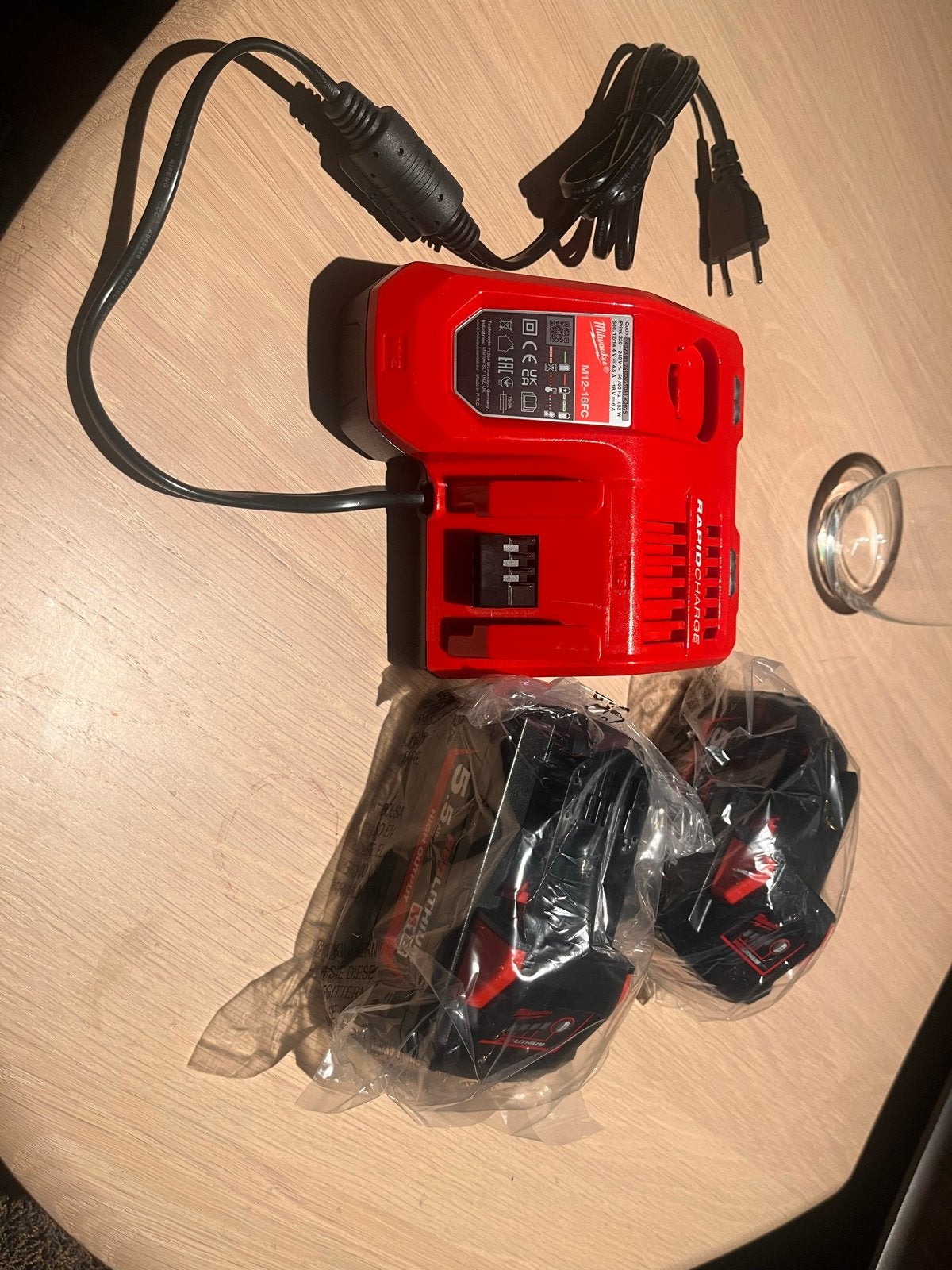 Milwaukee M12-18FC Snellader met 2x M18 5.5Ah Accu's, Ophalen of Verzenden, Nieuw, 600 watt of meer, Overige typen