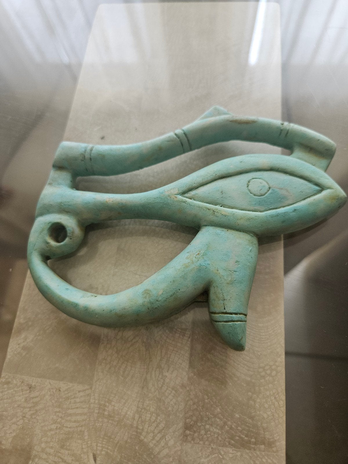 Egyptische kunst: Horus oog, Isis beeld en reliëf, Antiek en Kunst, Handgemaakt, Steen/keramiek, Ophalen of Verzenden, Meerkleurig