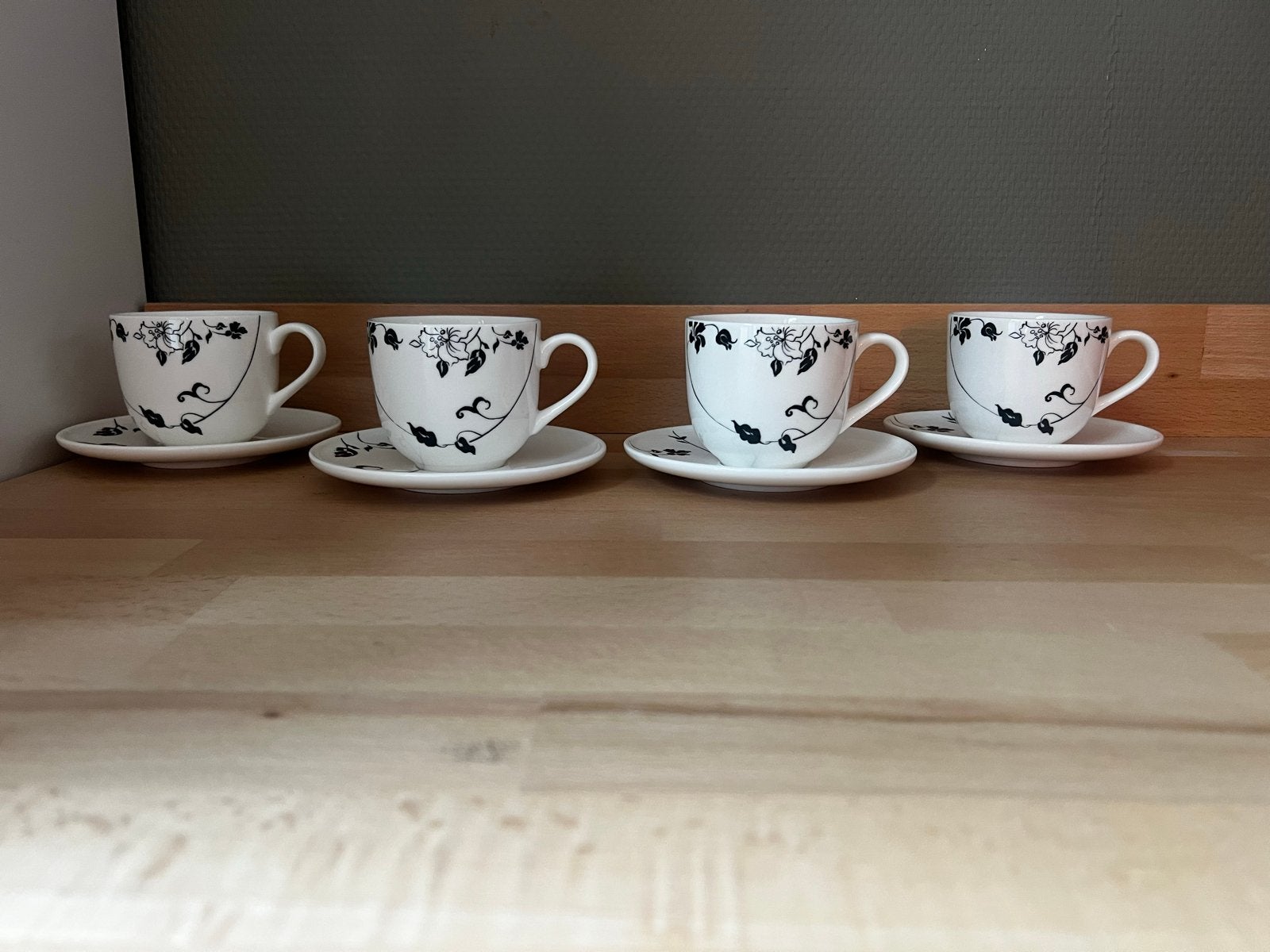 Douwe Egberts Fiore Nero servies - Lyndsay design, Overige merken, Ophalen of Verzenden, Zo goed als nieuw, Modern