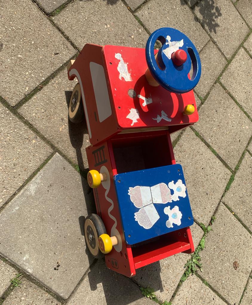 Houten loopauto voor kinderen - Rood met blauw stuur, Ophalen, Zo goed als nieuw
