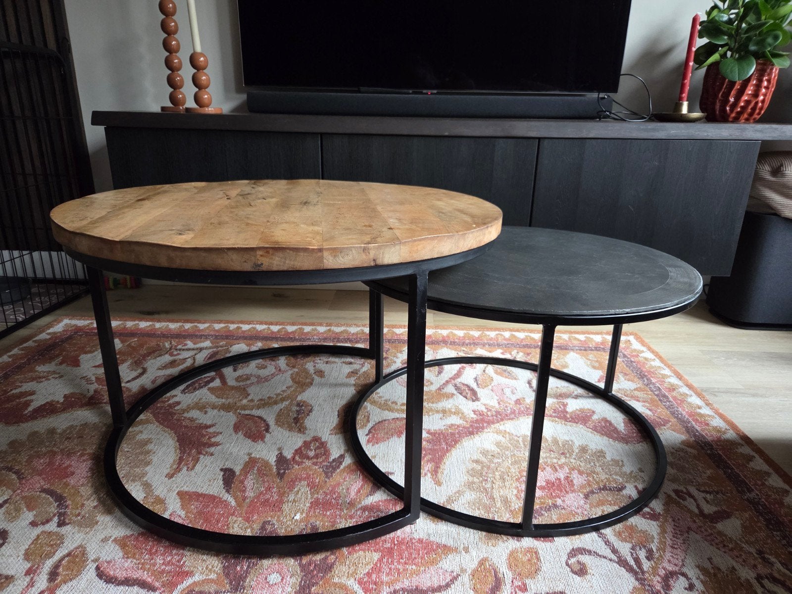 Set van 2 ronde salontafels: zwart en hout, Overige houtsoorten, 50 tot 100 cm, Rond, Zo goed als nieuw