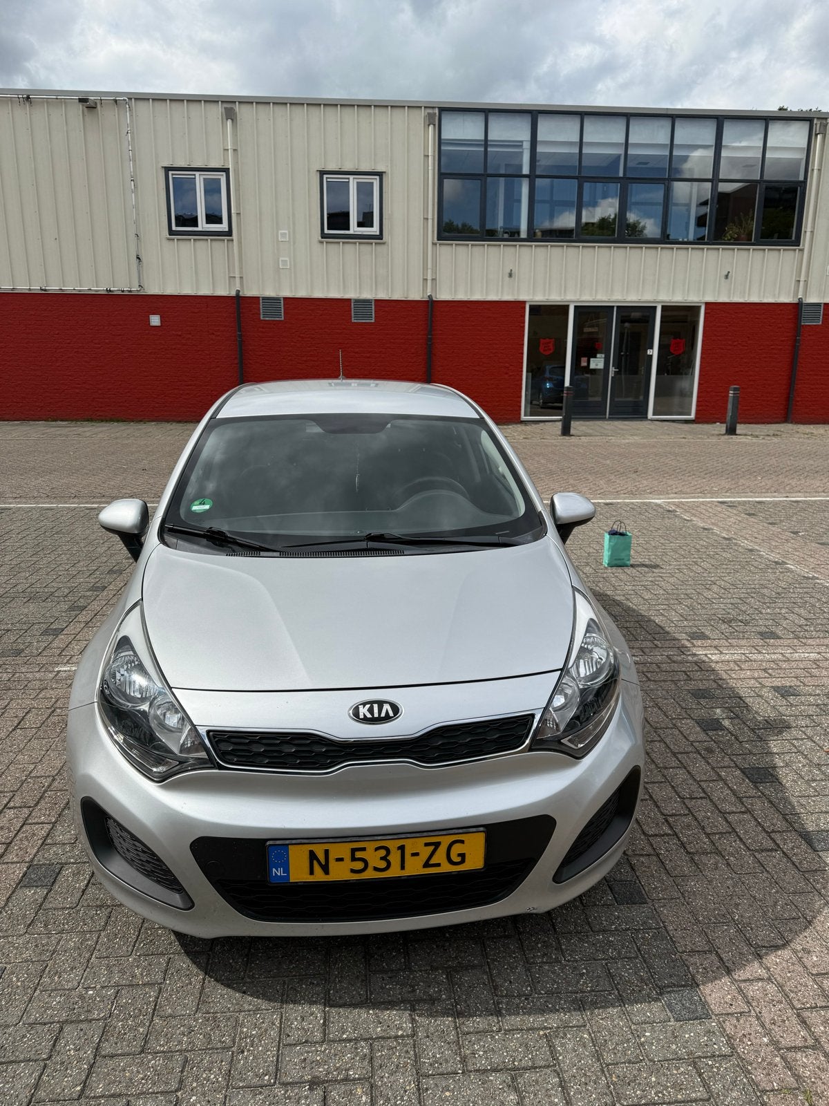 Kia Rio 1.4 Cvvt 80KW H6 5DRS 2014 Grijs, Auto's, Euro 5, 40 €/maand, Zwart, 4 cilinders