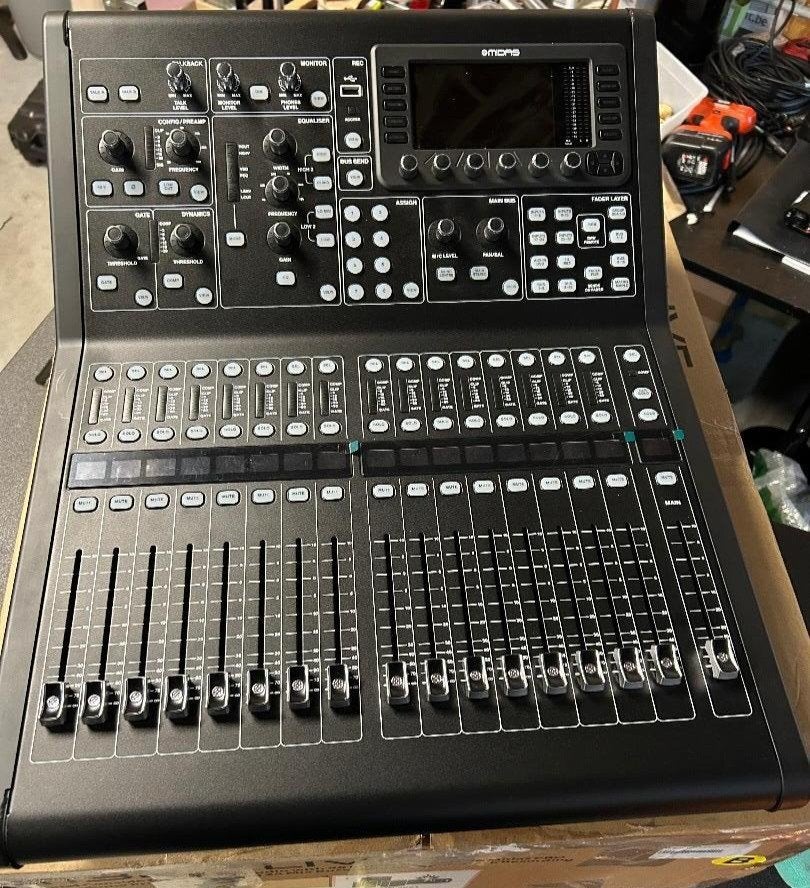 Mackie M32r+Flightcase+DL32+ 30 m cat kabel., Muziek en Instrumenten, Mengpanelen, Ophalen of Verzenden, Zo goed als nieuw, 20 kanalen of meer