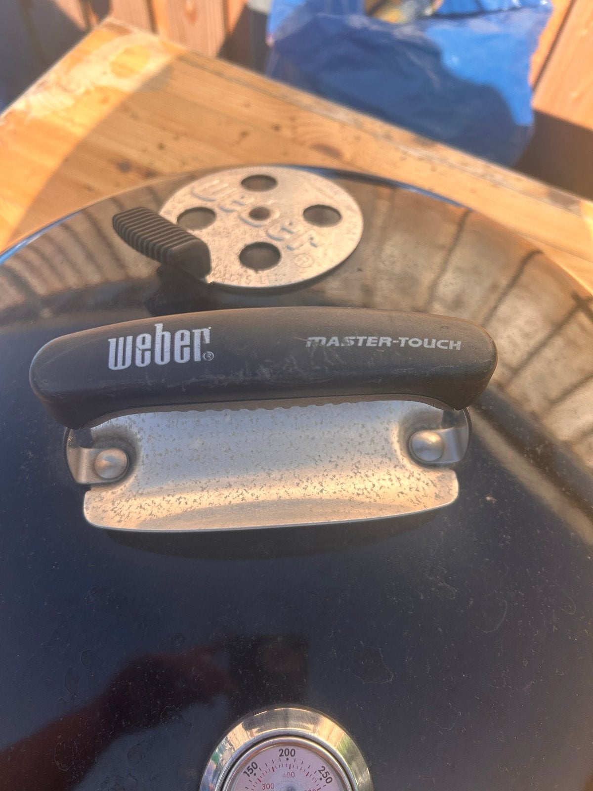 Weber master-touch 57 cm met houten BBQ-tafel, Tuin en Terras, Houtskoolbarbecues, Ophalen, Gebruikt, Met accessoires