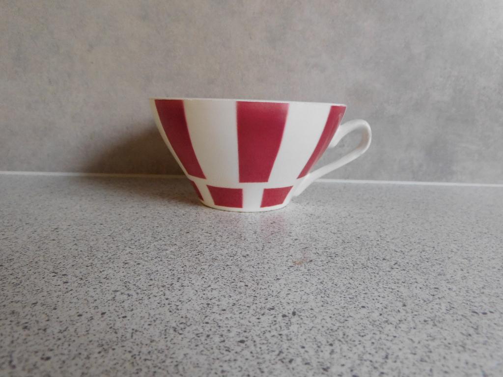 Soepkom Stripe Rood Crème California P. Regout Maastricht, Ophalen of Verzenden
