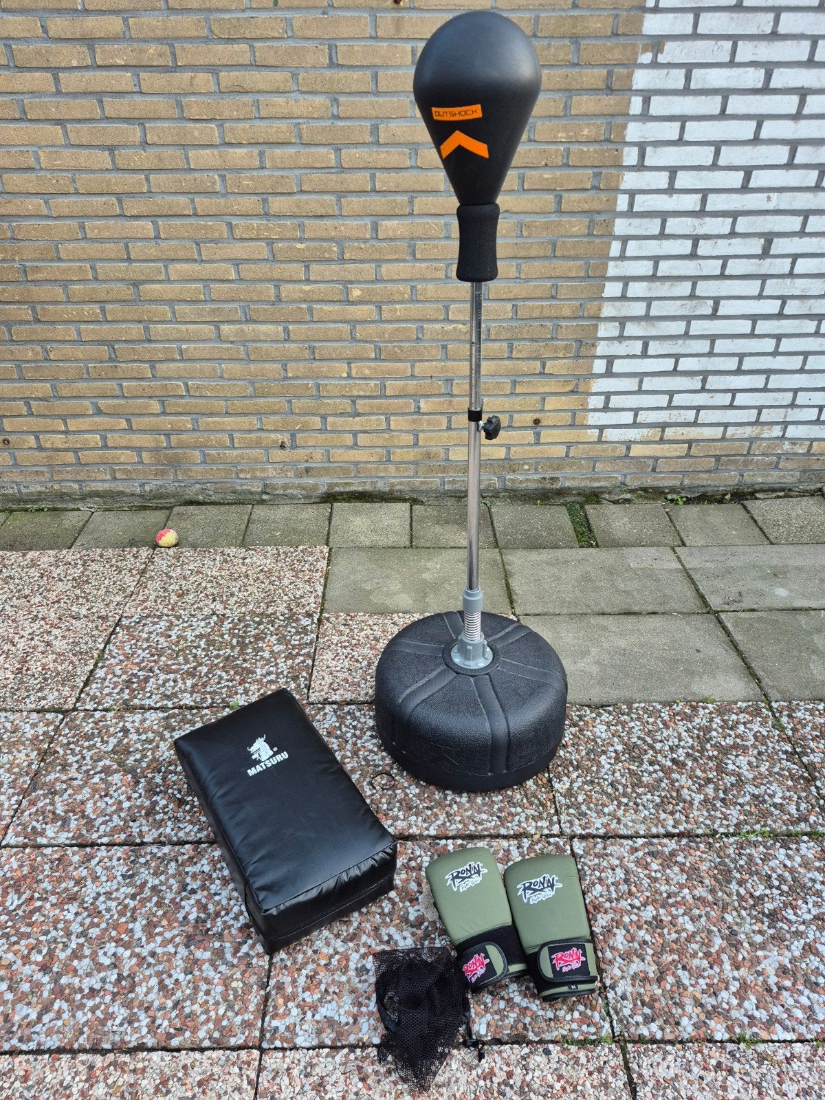 boxbal,stootkussen en boxhandschoenen, Ophalen, Zo goed als nieuw, Bokshandschoenen