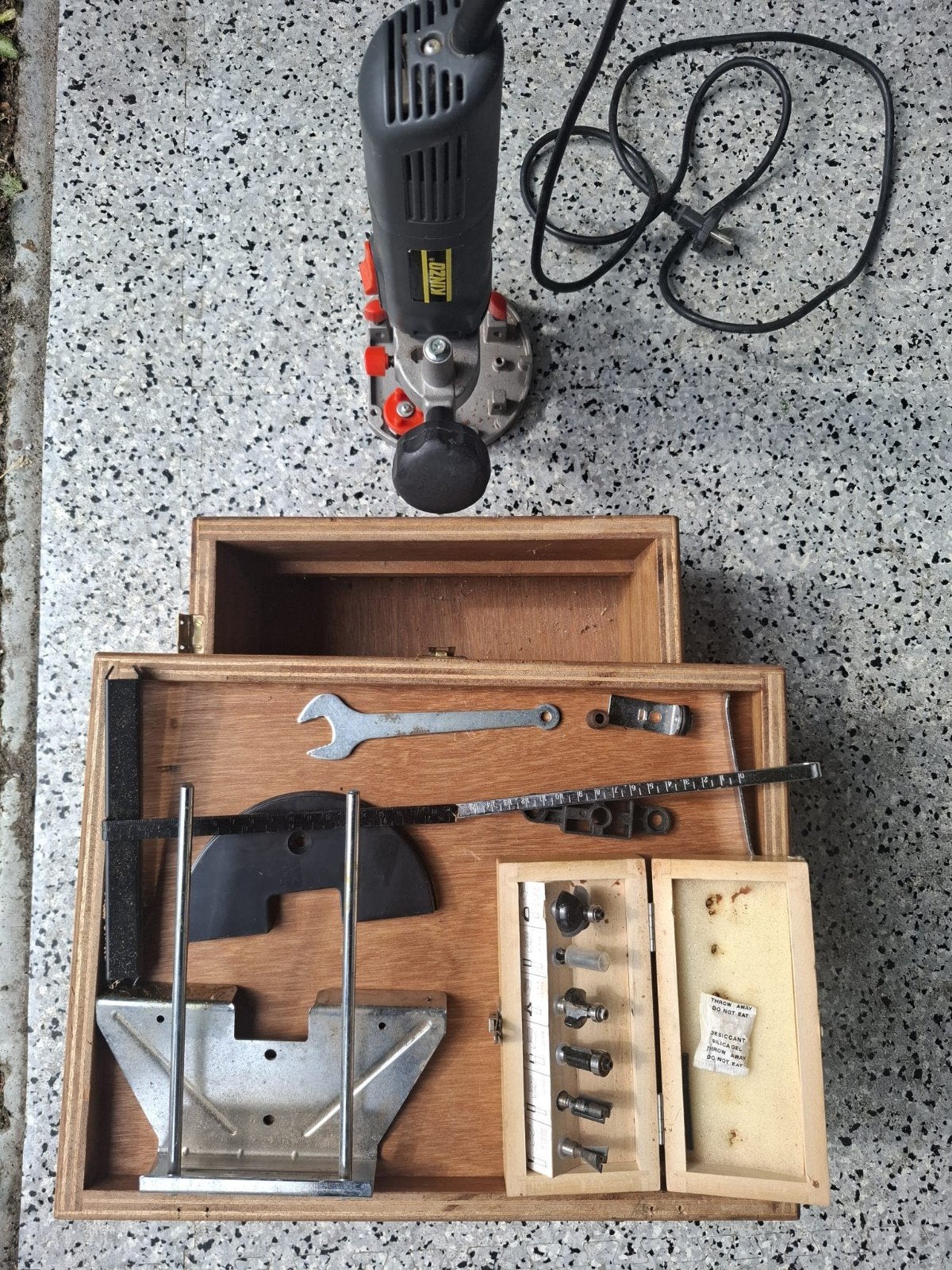 Kinzo bovenfrees met accessoires en houten kist, Doe-het-zelf en Verbouw, Gebruikt, Kinzo, Ophalen of Verzenden, Bovenfrees