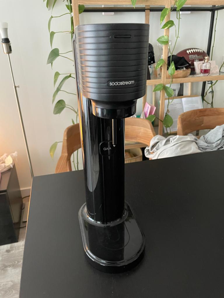 SodaStream Gaia Zwart incl. roze gasfles, Witgoed en Apparatuur, Bruiswatermachines, Ophalen of Verzenden, Zo goed als nieuw