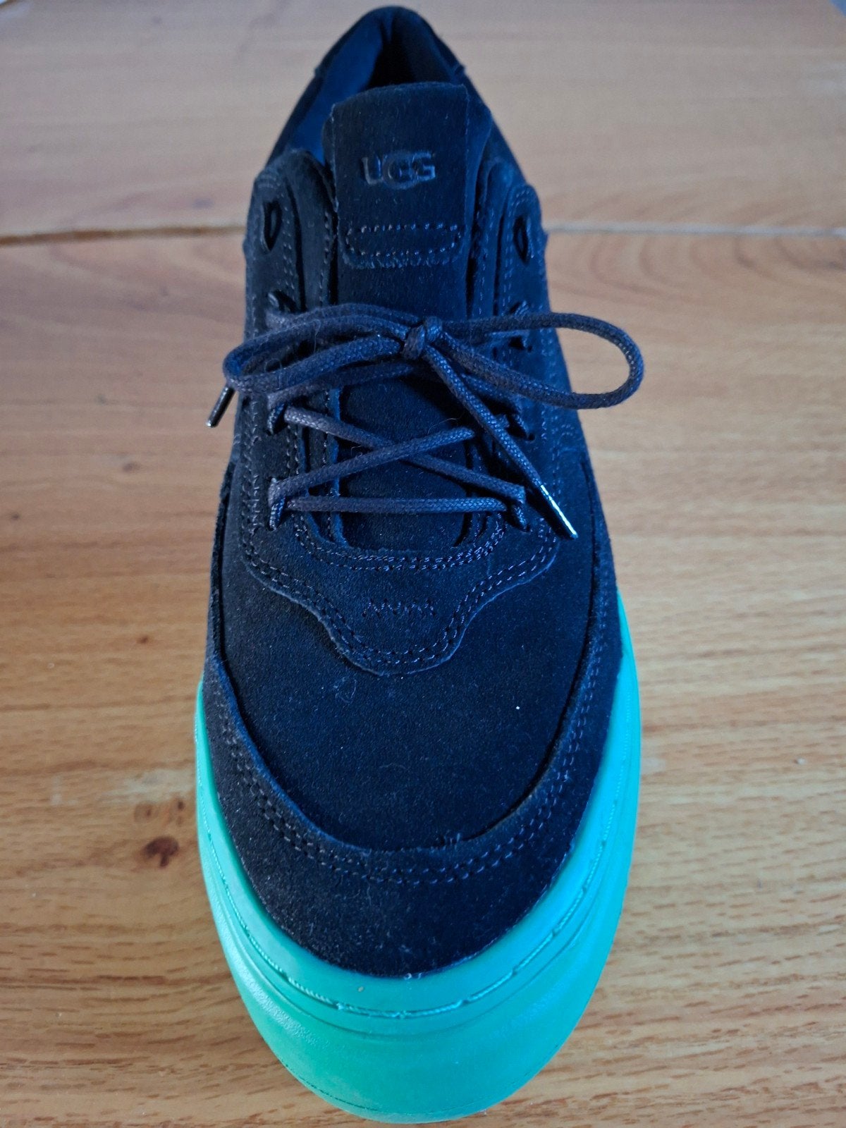 te koop zgan dames schoen.ugg maat 39 .1 x aan gehad., Kleding | Dames, Schoenen, UGG, Zwart, Ophalen of Verzenden, Sneakers of Gympen
